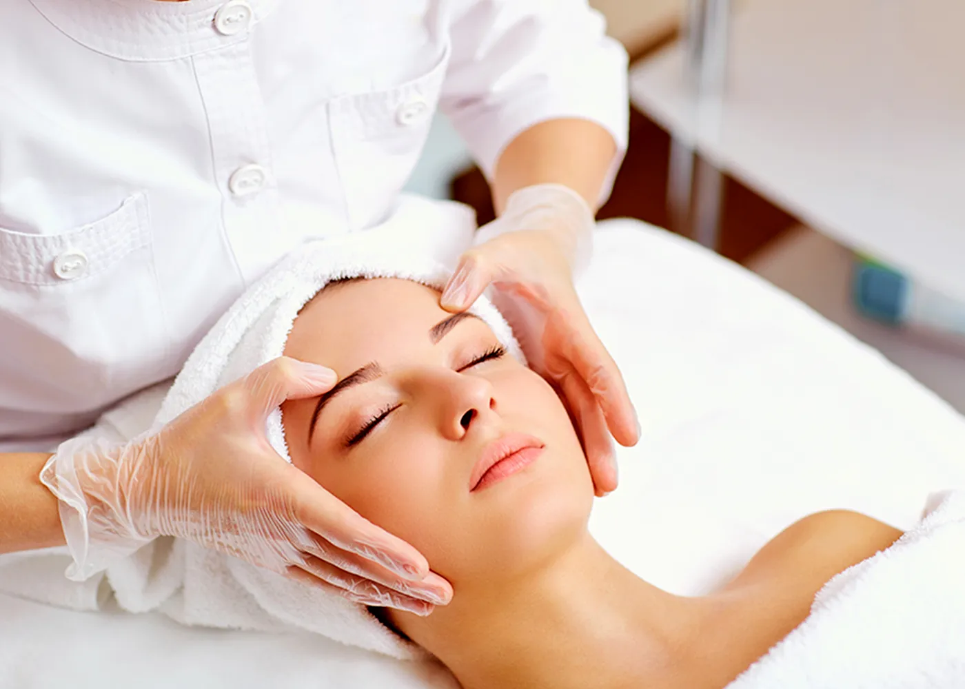 フェイスマッサージを受けている女性